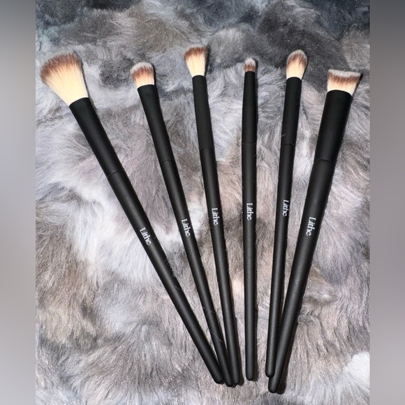 Lithe Makeup Brush Set🖤 - Picture 3 of 4